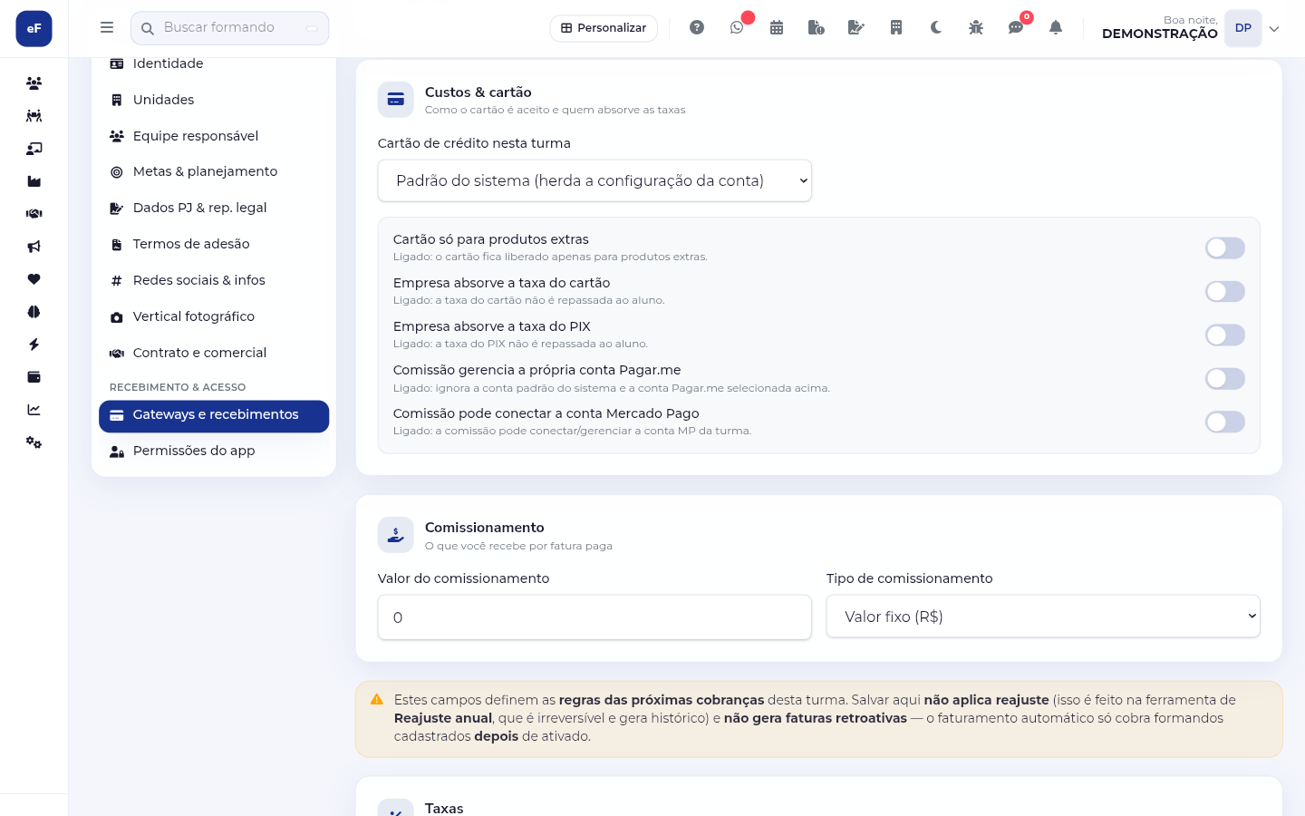 Card Custos & cartão da tela Gateways e recebimentos, com o campo Cartão de crédito nesta turma e as chaves Cartão só para produtos extras, Empresa absorve a taxa do cartão, Empresa absorve a taxa do PIX, Comissão gerencia a própria conta Pagar.me e Comissão pode conectar a conta Mercado Pago.