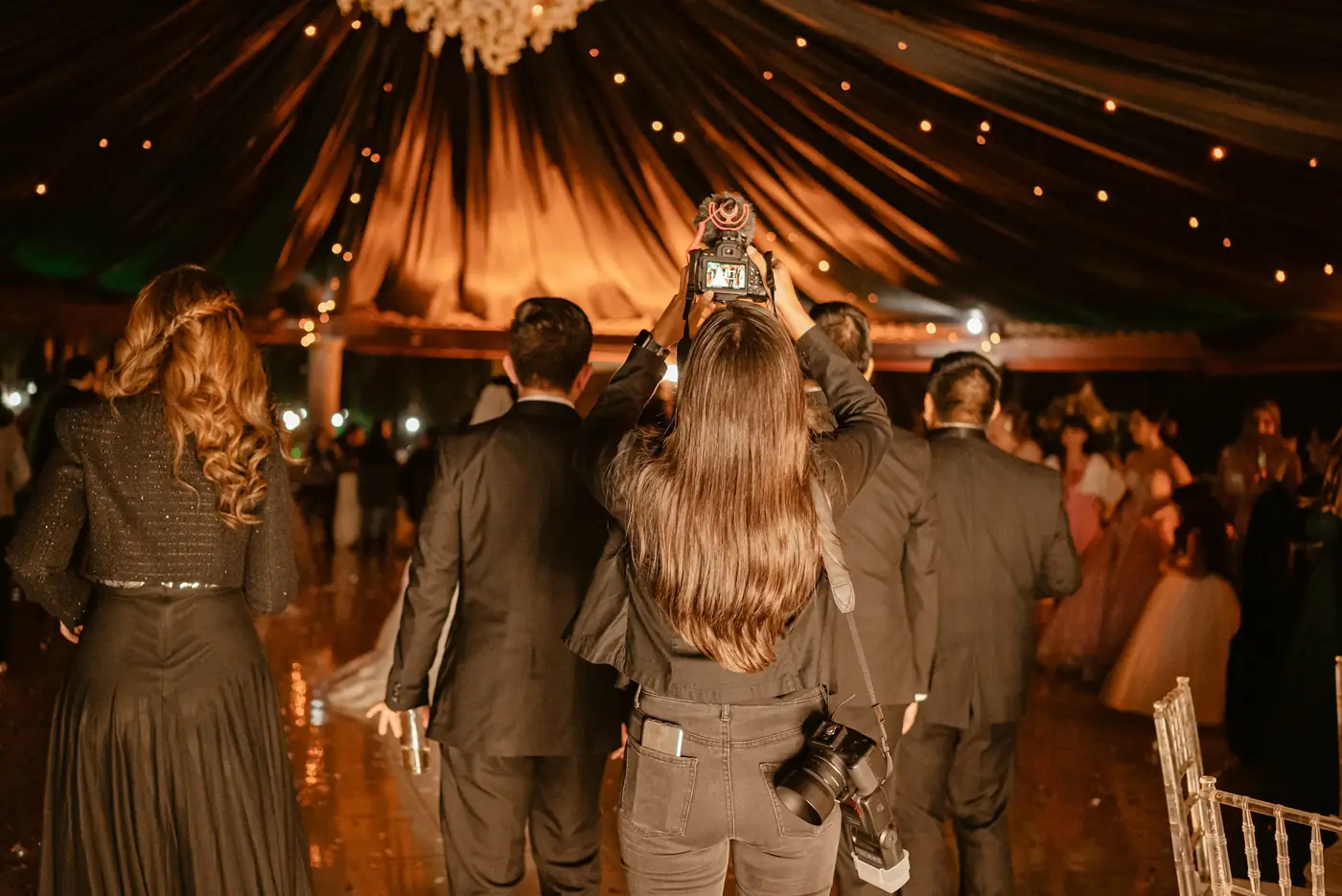 Fotógrafos registrando uma festa de gala