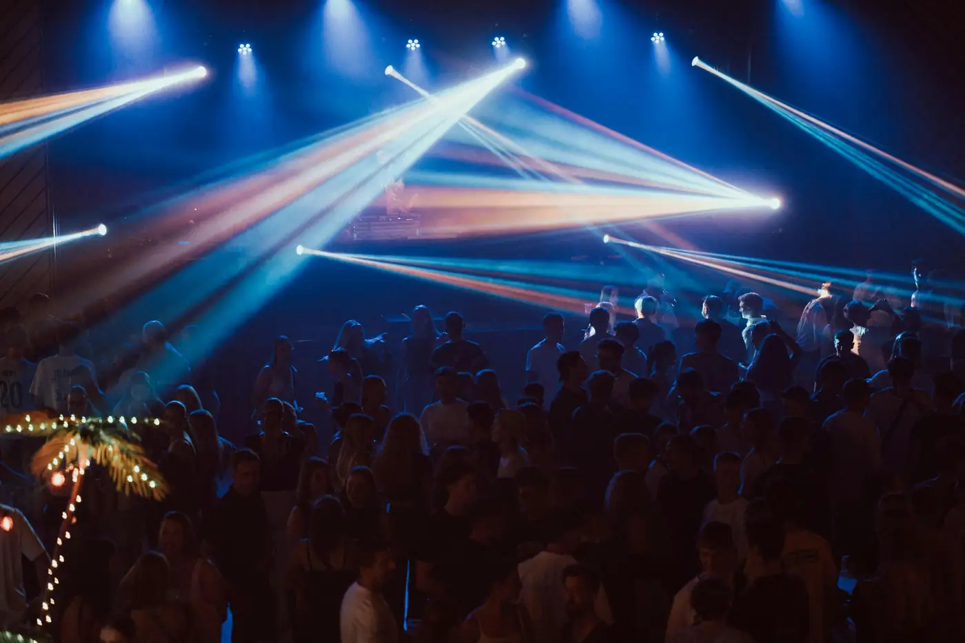 Pista de dança iluminada num baile